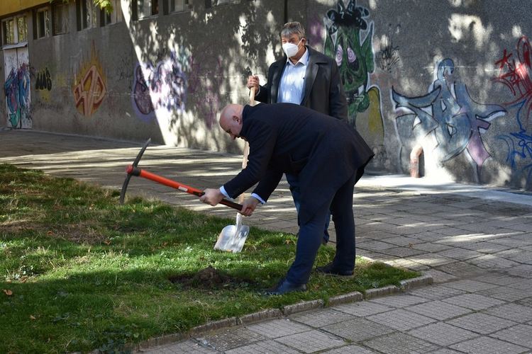 Поставиха първата копка на проекта по модернизация на образователната инфраструктура на ПГ "Цар Иван Асен II"