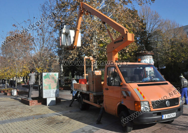 Монтираха коледна украса в Хасково по дърветата между общината и областна администрация