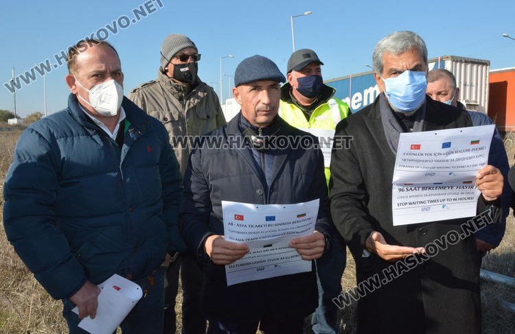 Шофьори излязоха на протест на българо-турската граница заради забавяне 
