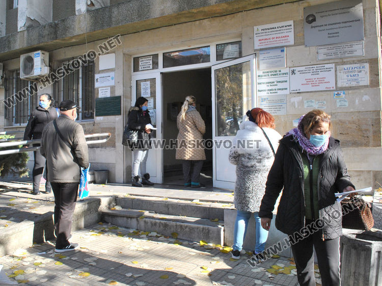 Глобиха две жени без маска пред социалната служба в Хасково