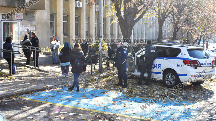 Глобиха две жени без маска пред социалната служба в Хасково
