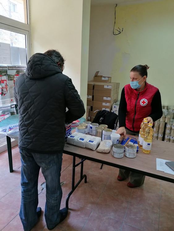 Приключи раздаването на индивидуални хранителни пакети в областта