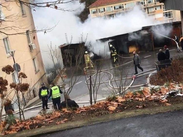 Огнеборци спасиха две сгради от пожар в Мадан