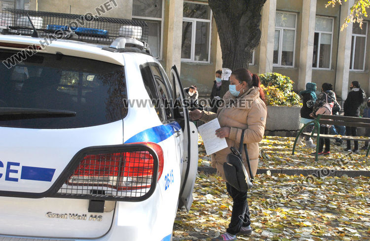Глобиха две жени без маска пред социалната служба в Хасково