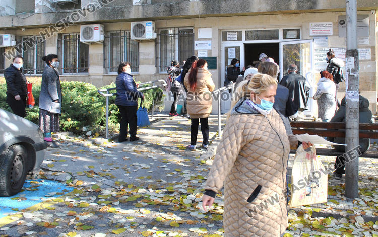 Глобиха две жени без маска пред социалната служба в Хасково