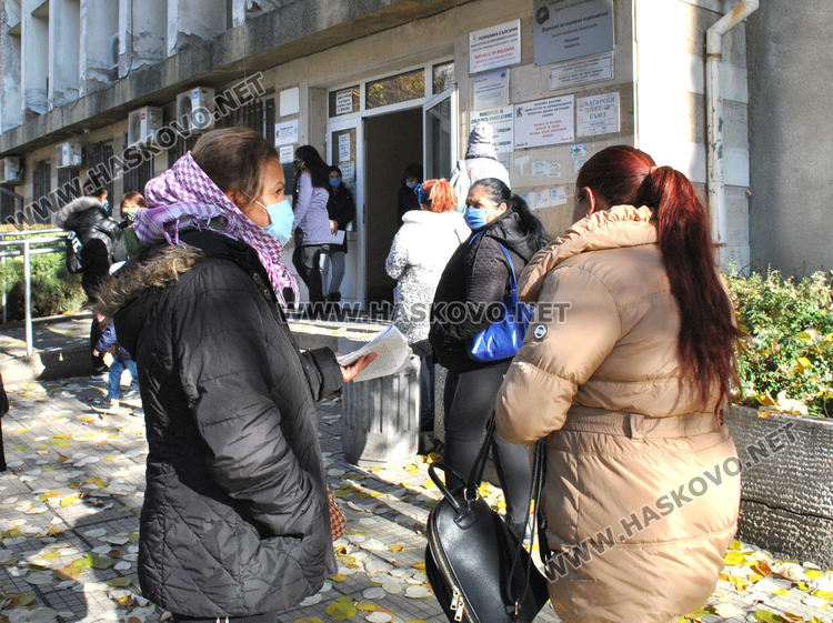 Глобиха две жени без маска пред социалната служба в Хасково