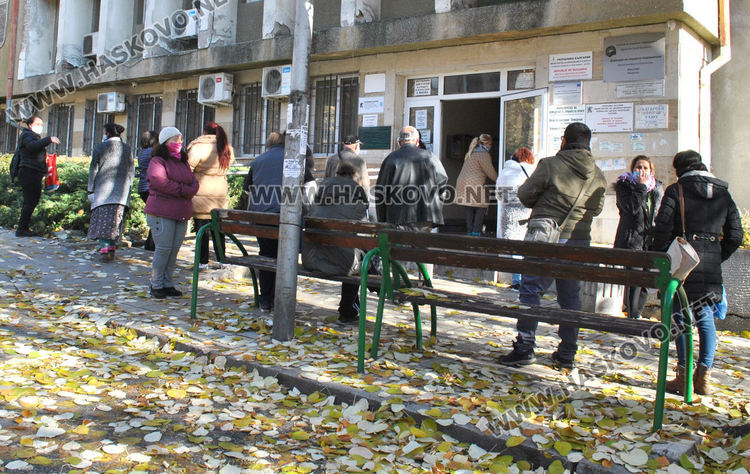 Глобиха две жени без маска пред социалната служба в Хасково