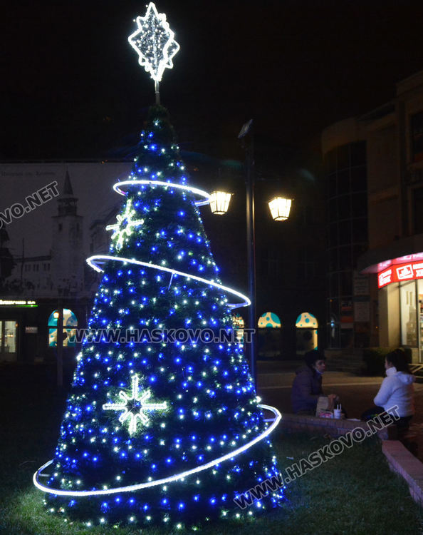 Центърът на Хасково грейна в коледна украса