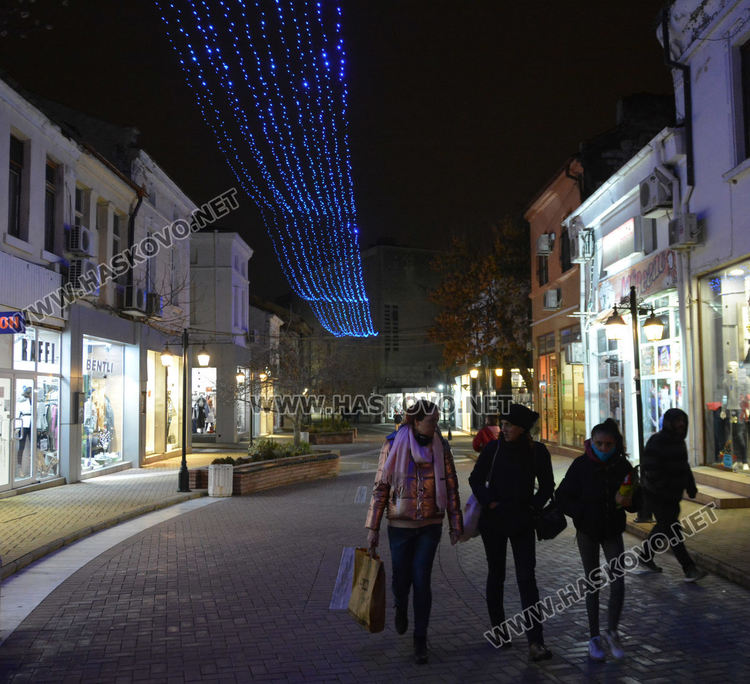 Центърът на Хасково грейна в коледна украса