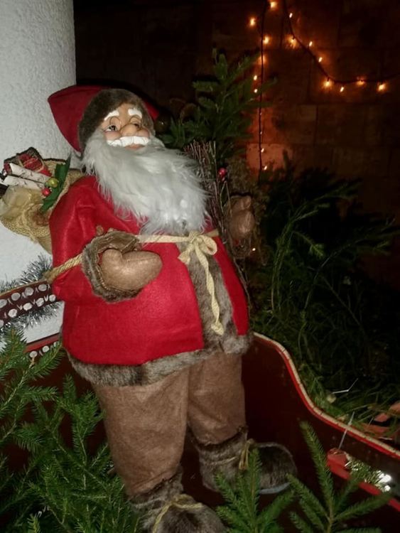 Красива коледна украса грейна пред кметството в Момчиловци