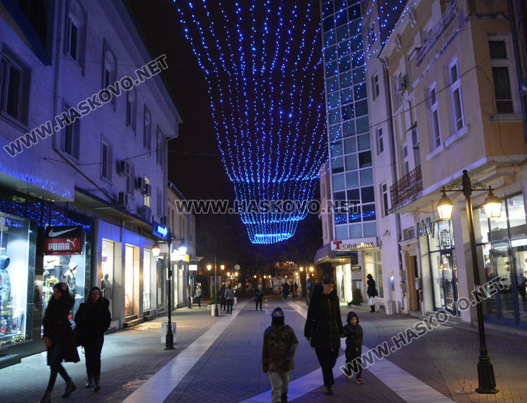 Центърът на Хасково грейна в коледна украса
