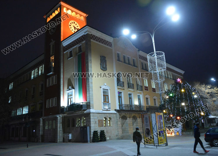 Центърът на Хасково грейна в коледна украса