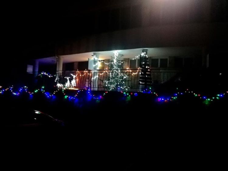 Красива коледна украса грейна пред кметството в Момчиловци