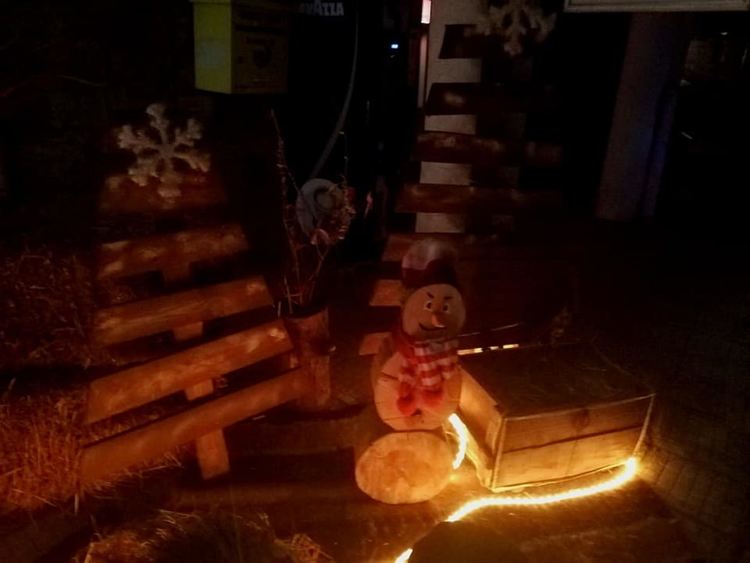 Красива коледна украса грейна пред кметството в Момчиловци