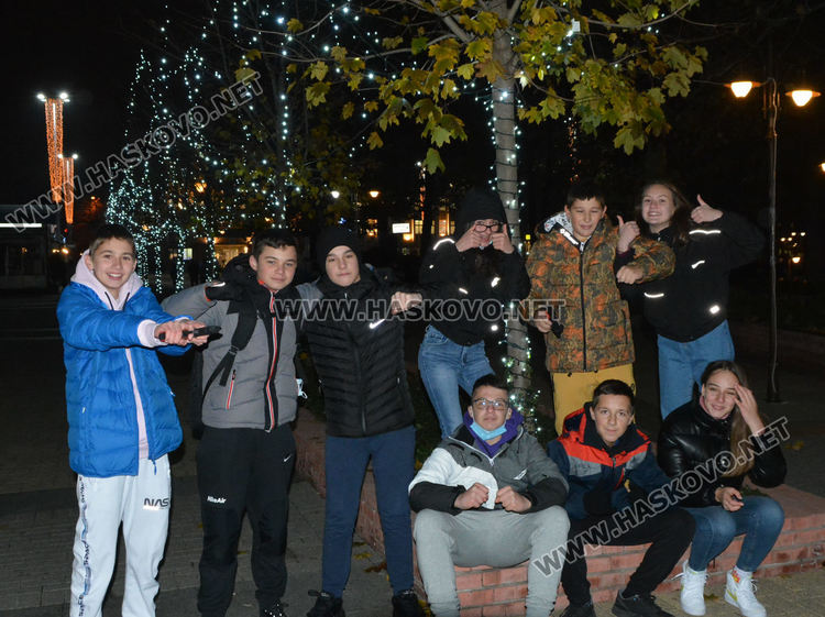 Центърът на Хасково грейна в коледна украса
