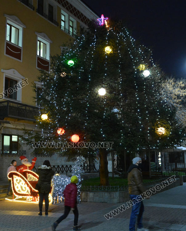 Центърът на Хасково грейна в коледна украса