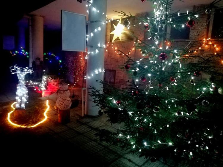 Красива коледна украса грейна пред кметството в Момчиловци