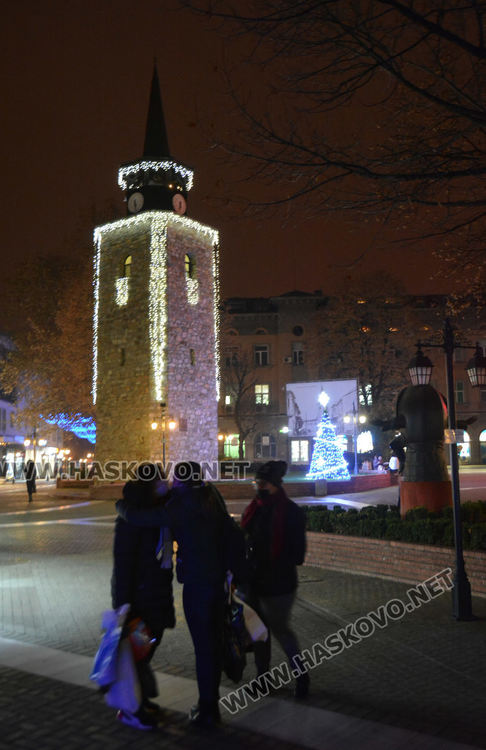 Центърът на Хасково грейна в коледна украса