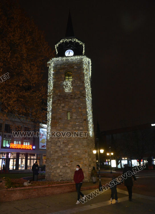 Центърът на Хасково грейна в коледна украса