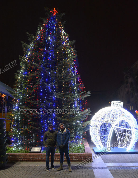 Центърът на Хасково грейна в коледна украса