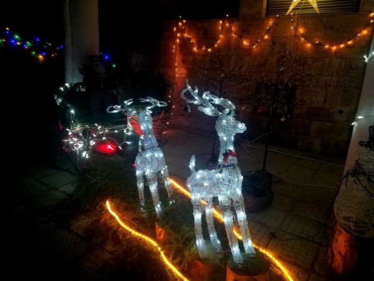 Красива коледна украса грейна пред кметството в Момчиловци