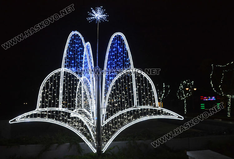 Центърът на Хасково грейна в коледна украса