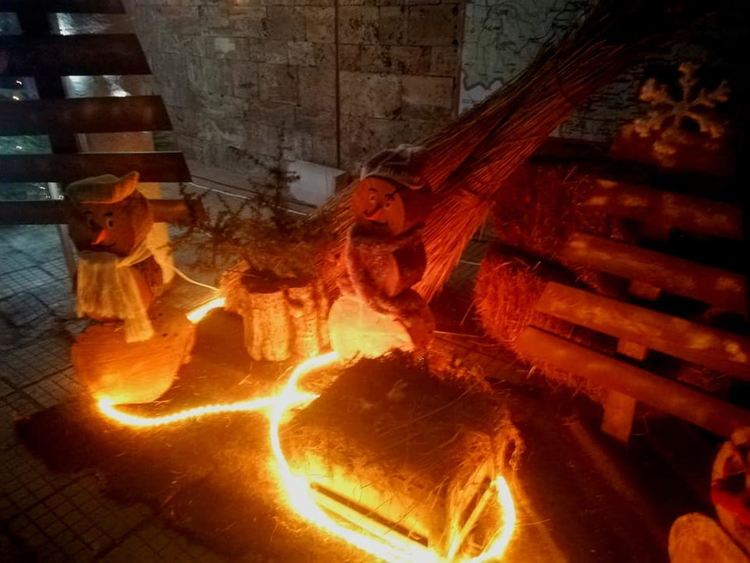 Красива коледна украса грейна пред кметството в Момчиловци