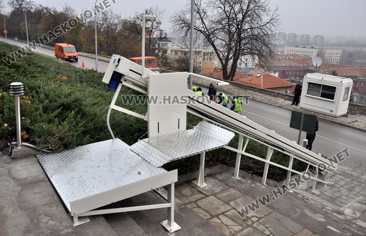 Монтираха подемник за хора с увреждания към монумента „Света Богородица“