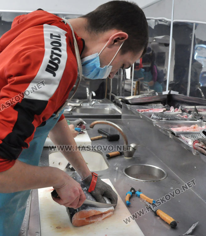 Усилено търсене на риба в хасковските магазини преди Никулден