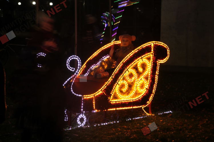 Грейнаха светлините на най-голямото живо Коледно дърво