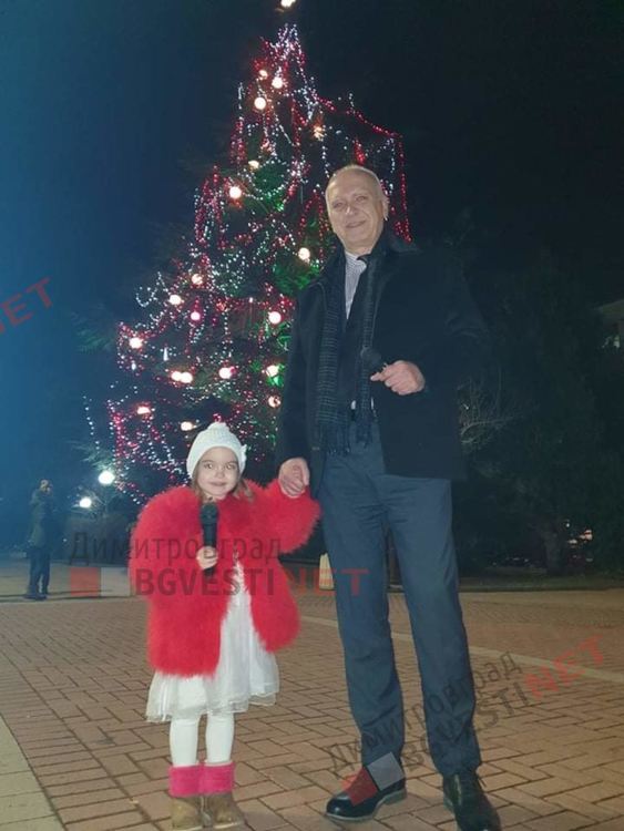 Грейнаха светлините на най-голямото живо Коледно дърво