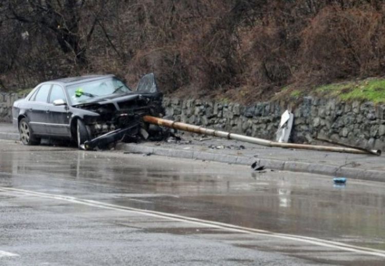 19-годишен с БМВ предизвика поредната катастрофа, уцели електрически стълб в Дрангово