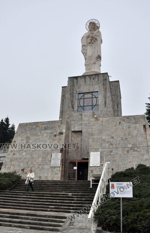 Монтираха подемник за хора с увреждания към монумента „Света Богородица“