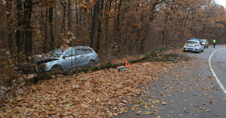 Трима в болница от излетяла кола по Кенанския път