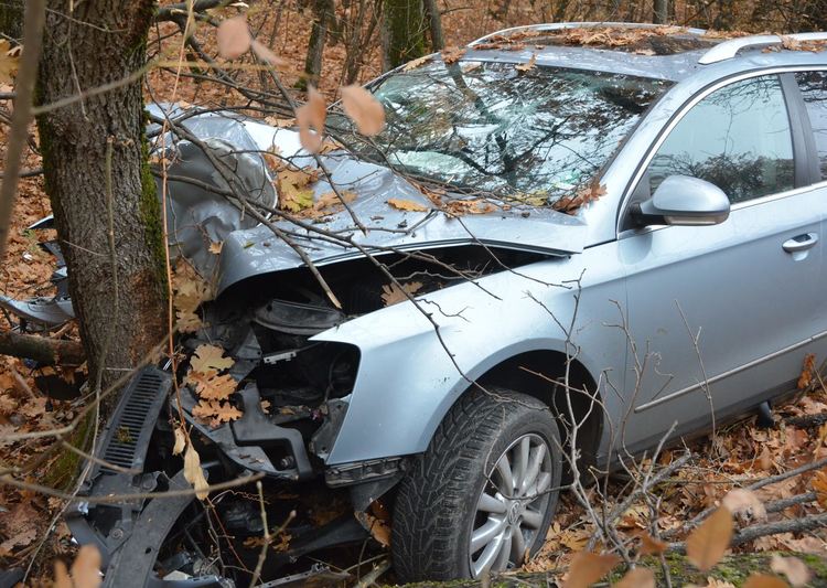 Трима в болница от излетяла кола по Кенанския път