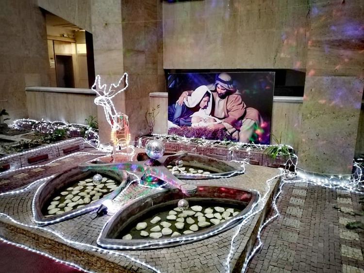 Атриумът на областната управа се превърна в пещерата на Рождество