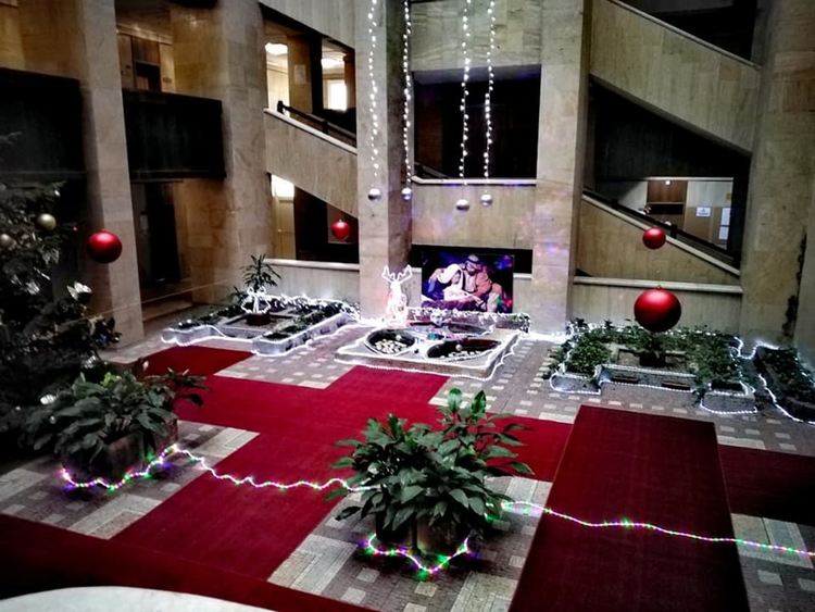 Атриумът на областната управа се превърна в пещерата на Рождество