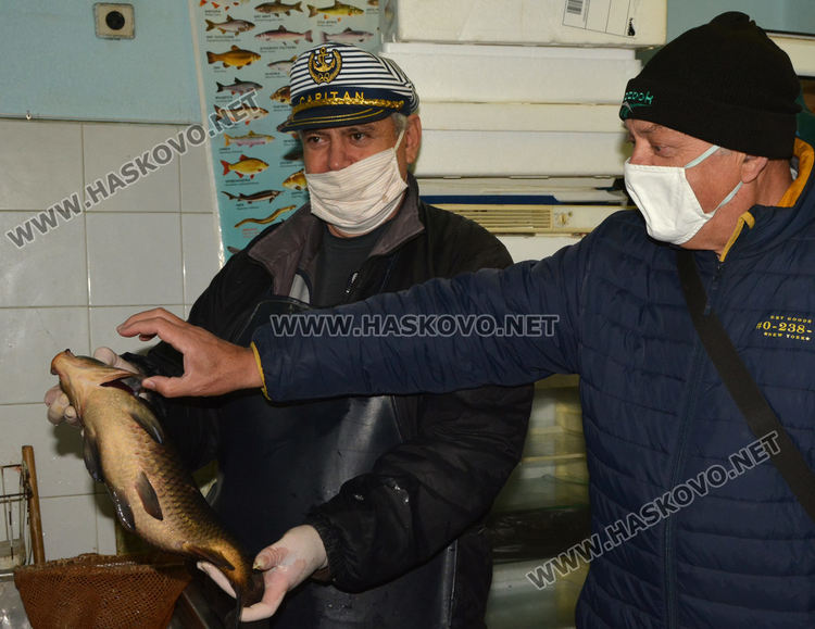 Шаранът поскъпна в последния момент. Проверки до дупка по магазините