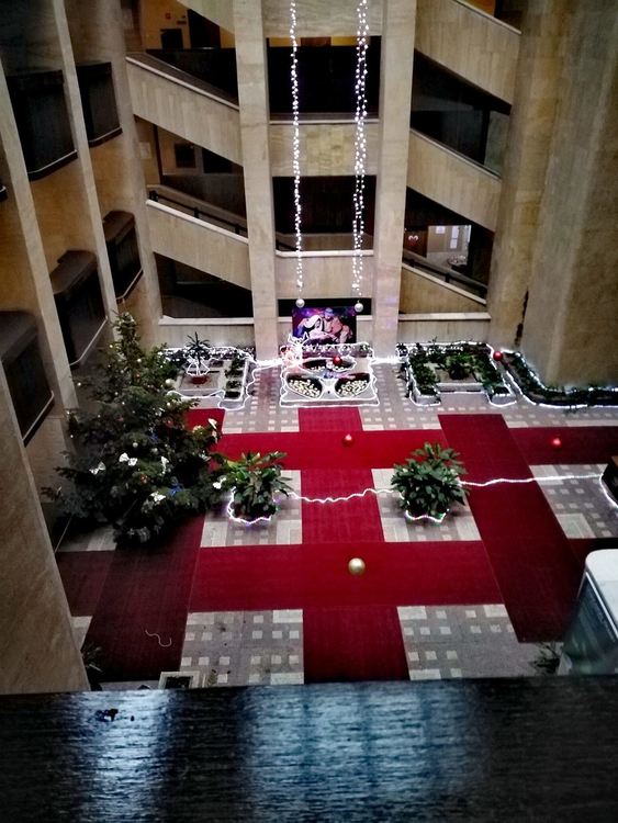 Атриумът на областната управа се превърна в пещерата на Рождество