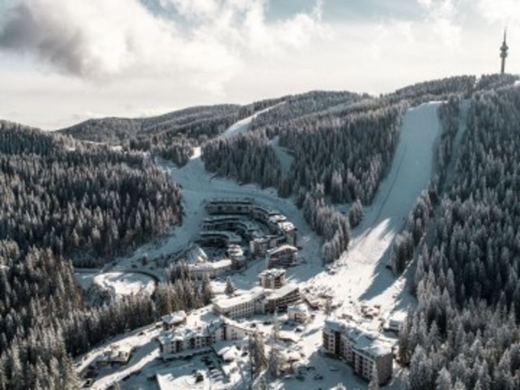 В Пампорово все пак се готвят за сезона, но купони за студентския празник няма да има