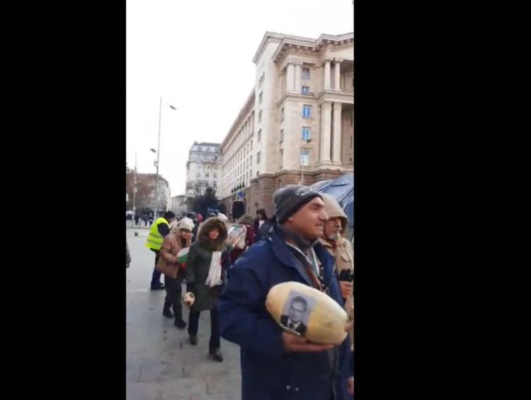 Тикви полетяха към МС на 150 ден от протеста