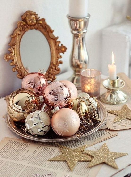 Артистична коледна украса в розово