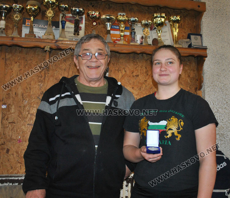 Хасковските щангистки трети в България