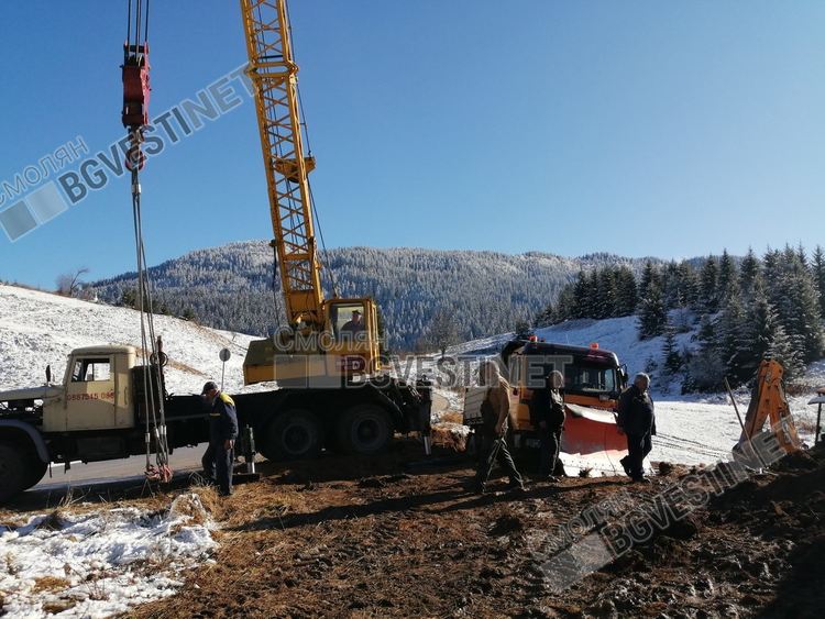 Снегорин се обърна преди село Стойките, шофьорът се отърва без наранявания