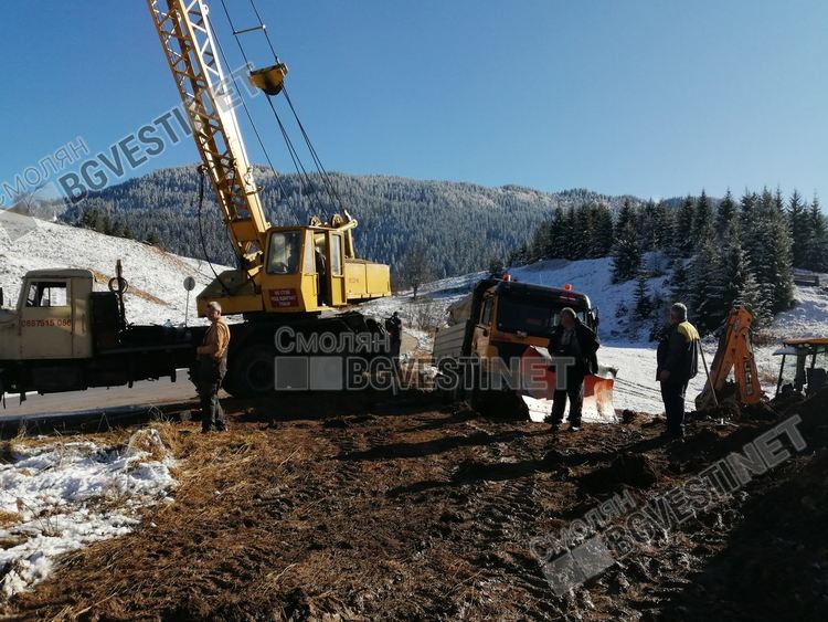 Снегорин се обърна преди село Стойките, шофьорът се отърва без наранявания