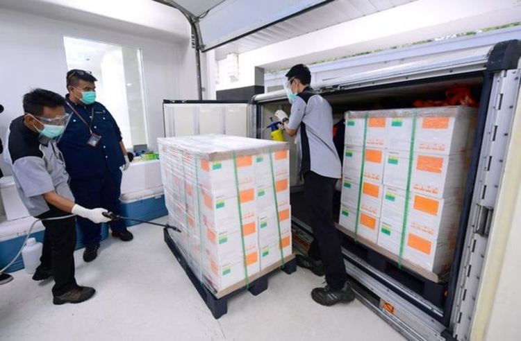 Ваксини от китайската Sinovac Biotech Ltd. пристигат в PT Bio Farma (Persero) в първата пратка за Индонезия в Бандунг, провинция Западна Ява, Индонезия, 7 декември 2020 г.