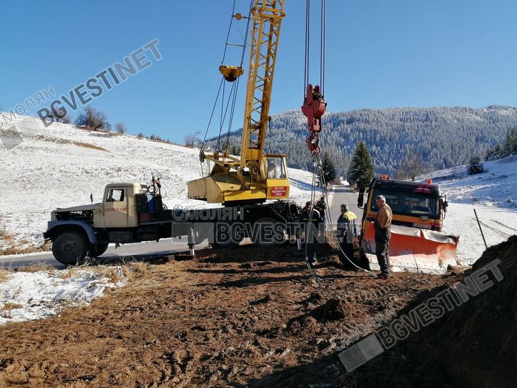 Снегорин се обърна преди село Стойките, шофьорът се отърва без наранявания