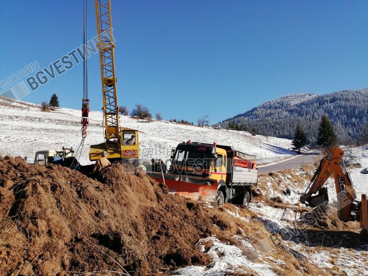 Снегорин се обърна преди село Стойките, шофьорът се отърва без наранявания