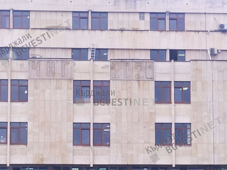    Украсяват коледни елхи пред Общината,Белият кораб ще свети с надпис „2021”