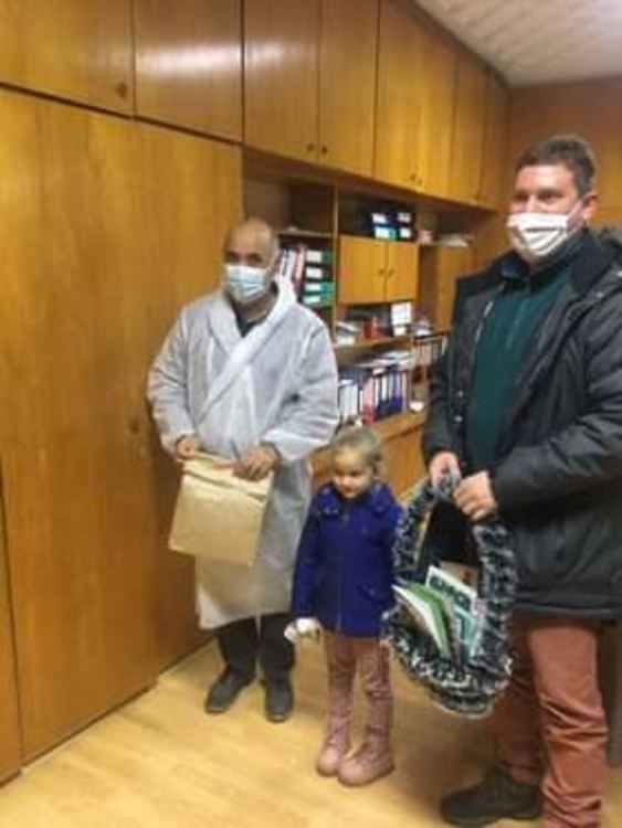 Коледни картички дари НЧ &bdquo;Балкански просветител &ndash; 1871&rdquo; на медиците от МБАЛ &ndash; Смолян